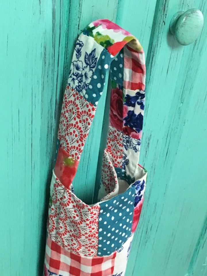ÚNICO Soporte para Bolsa de Plástico Retazos Telas Mujer Pionera Hecho a Mano - Único en su Clase Foto 2 de 4