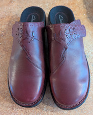 Women's Clarks Comfort Clogs/Slip ons Burgundy Size 10 Med Adjustable