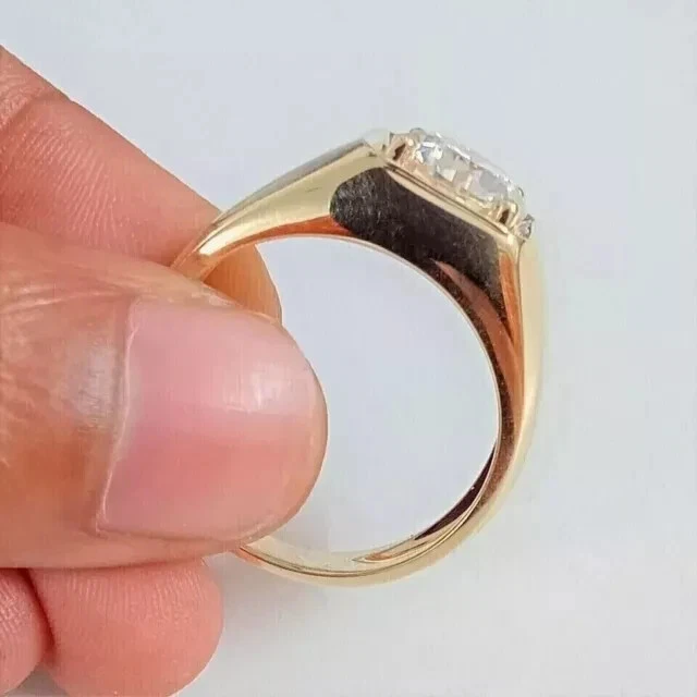 Anillo de compromiso solitario de moissanita de corte redondo de 2 quilates enchapado en oro amarillo de 14 quilates Foto 4 de 4