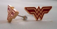 DC COMICS WONDER WOMAN LOGO PREMIUM QUALITY GOLDTONE/RED ENAMEL STUD EARINGS