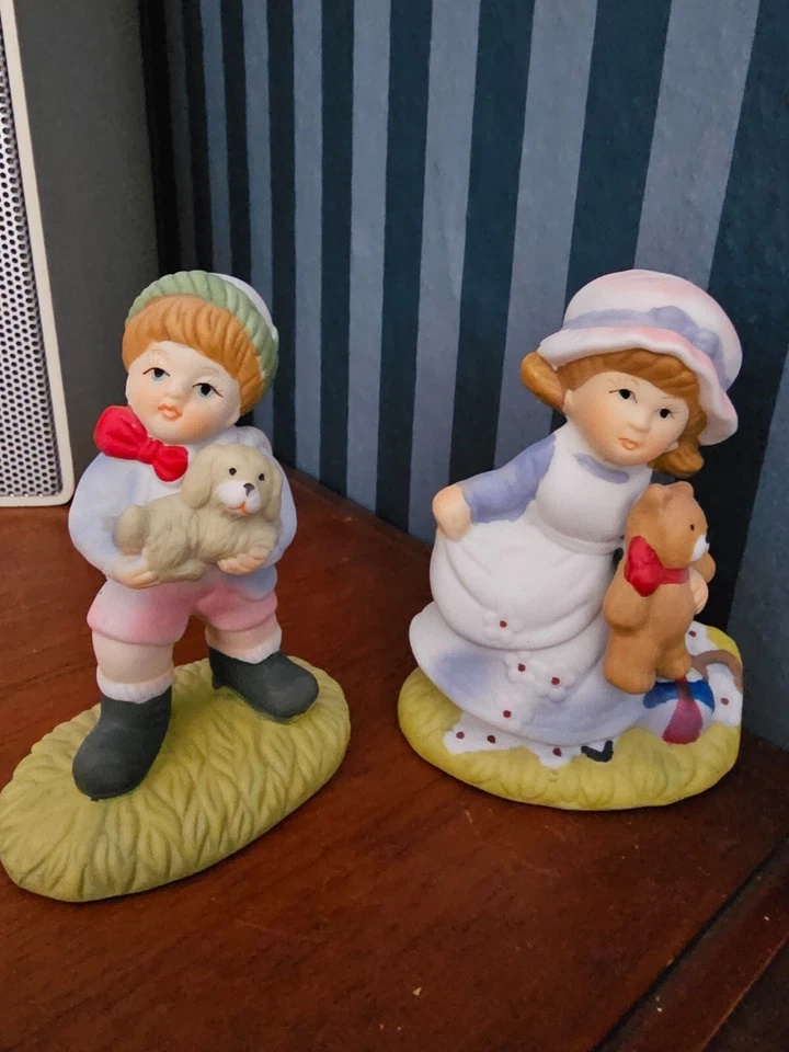 Vintage/Retro Sammelstück ,SetJunge mit Welpen und Mädchen mit Teddy. 11 cm Hoch - Bild 1 von 3