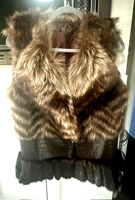 Chaleco de piel de mapache Chevron genuino real de colección con ribete de cuero y visón Foto 2 de 4