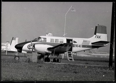 Fotografie Flugzeug Beechcraft Queen Air der Federal Aviation Agency N141 