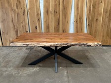 Holztisch aus Akazie | Baumkante 6cm dick mit Gestell