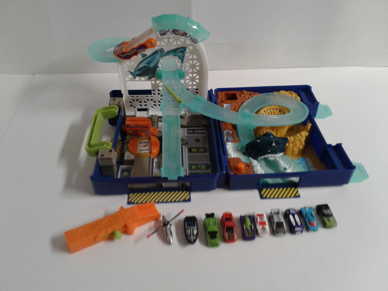 Mattel Hot Wheels Micro Shark Park Playset With 10 Cars