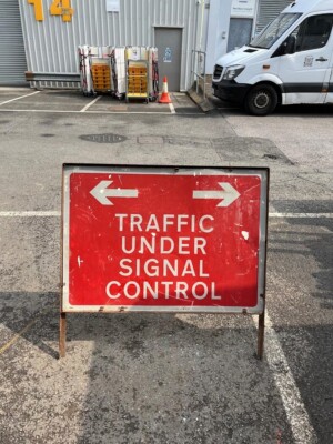 VERKEHR UNTER SIGNALSTEUERUNG Sicherheit Baustelle Verkehrsschild Metall
