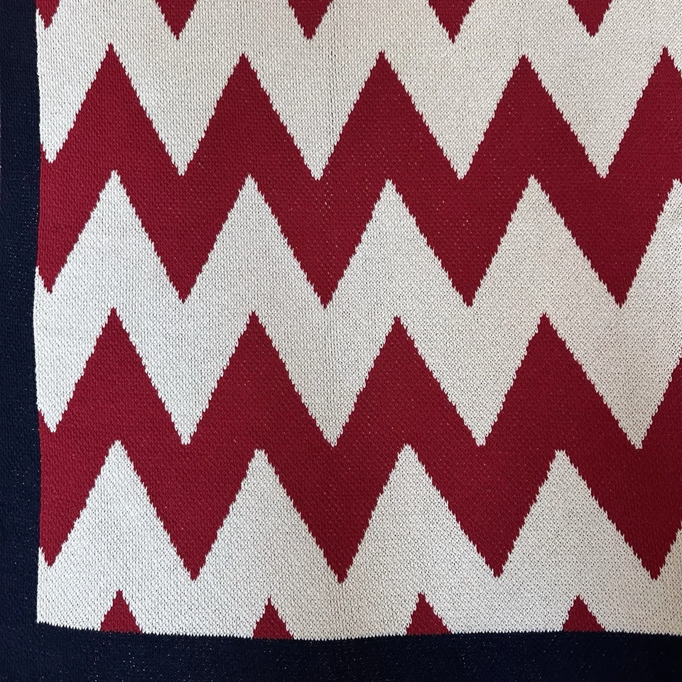 Manta tejida Happy Habitat de Karrie Kaneda roja blanca azul Chevron Foto 4 de 4