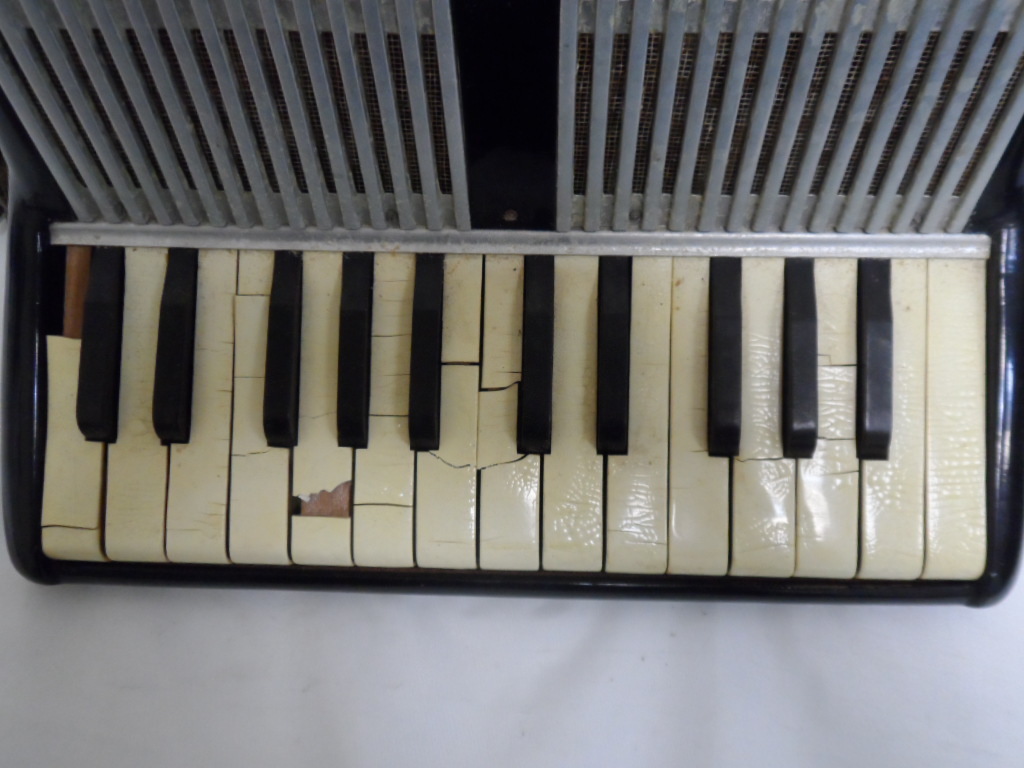 VINTAGE FRANCINI ACCORDION WITH CASE MADE IN ITALY 152/157