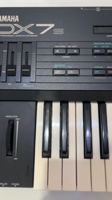 YAMAHA DX7s Digital Programmable Algorithm Synthesizer Keyboard