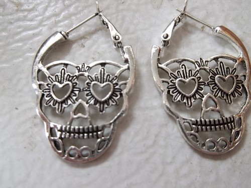 "Pendientes Día de Muertos Tono Plata Calavera de Azúcar 1.5"" Ganchos con Bisagras" - Imagen 3 de 3
