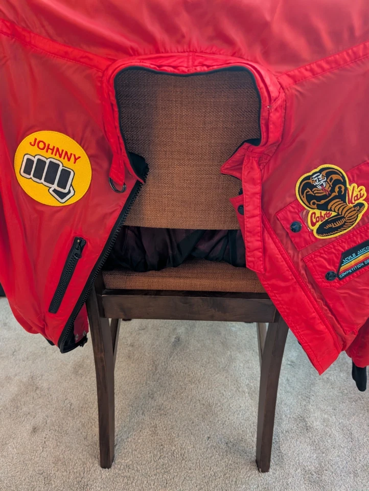 Chaqueta de nailon roja Johnny Lawrence Karate Kid 1984 estilo cobra kai Foto 3 de 4