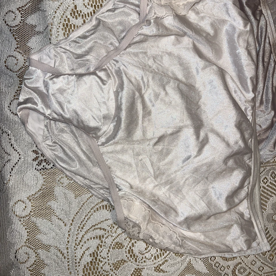 Calzoncillo Vanity Fair Perfectly Yours Lace Nouveau Nylon Cervatillo Beige 6 M 2 piezas Foto 3 de 4