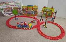 Vintage 1992 Sesame Street Wind-Up CHOO-CHOO TRAIN VILLAGE PLAYSET Complete RARE