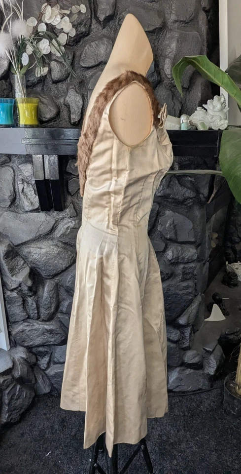 Vestido de cóctel vintage de satén pesado dorado de los años 50 escote de piel ajuste y acampanado pequeño Foto 4 de 4