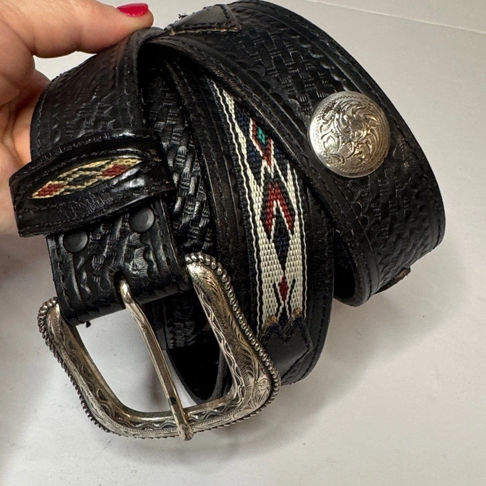 Native American Leather Belt In Women display picture 1