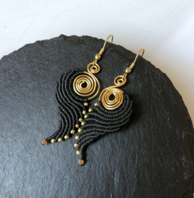 Tourbillon Ohrringe mit Engelsflügeln Micro Makramee geflochten schwarz gold