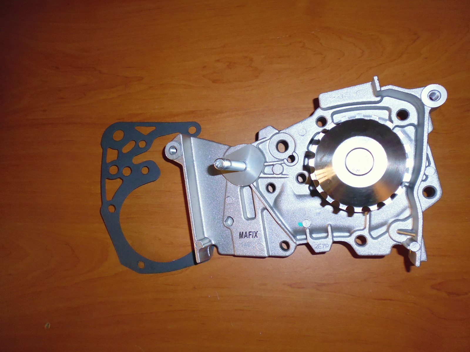 Pompe à eau moteur essence Dacia Duster Sandero Logan 1.2 1.4 1.6 pièce refroidissement