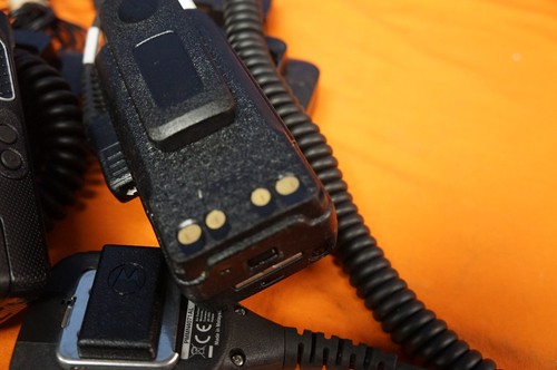 Motorola XPR 3300E Two Way Radio Walkie Talkie With Charger & Mic Attachment (2) - Zdjęcie 6 z 9
