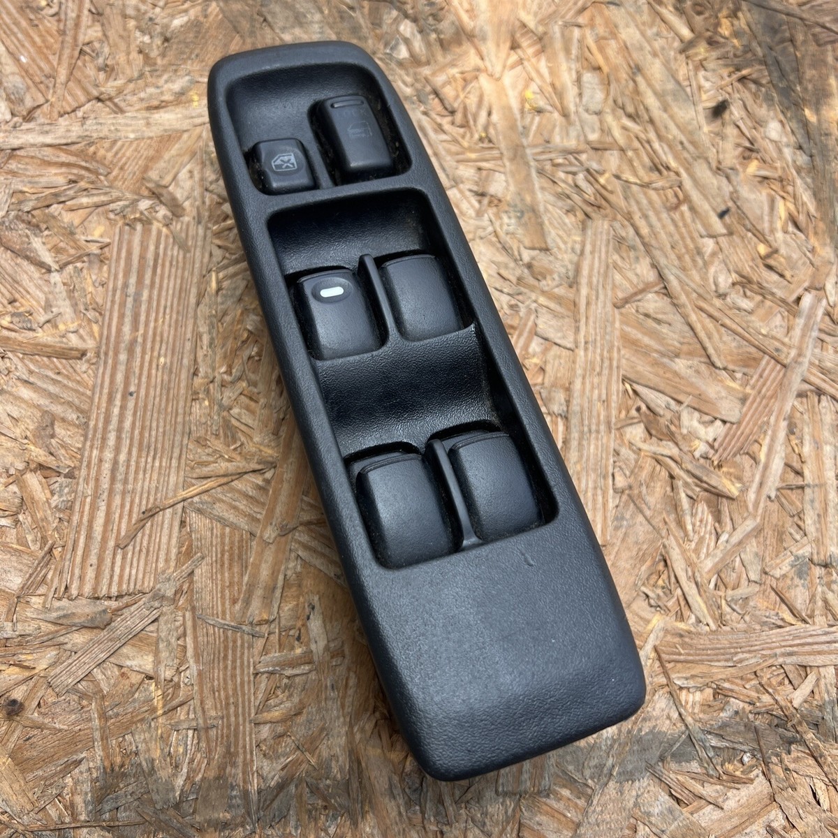 2001 - 2004 Mitsubishi Montero Master Power Window Switch MR329957