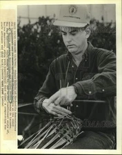 1990 Press Photo Thomas Colvin demonstrates the way to weave Cheetaw baskets
