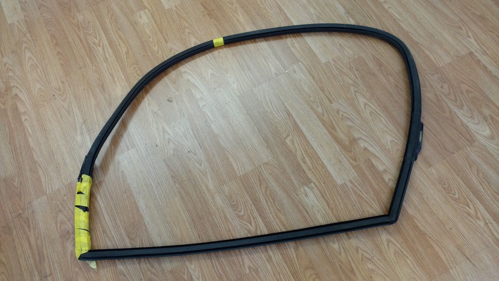 LAMBORGHINI GALLARDO LP560 PASSENGER SIDE DOOR SEAL RUBBER OEM