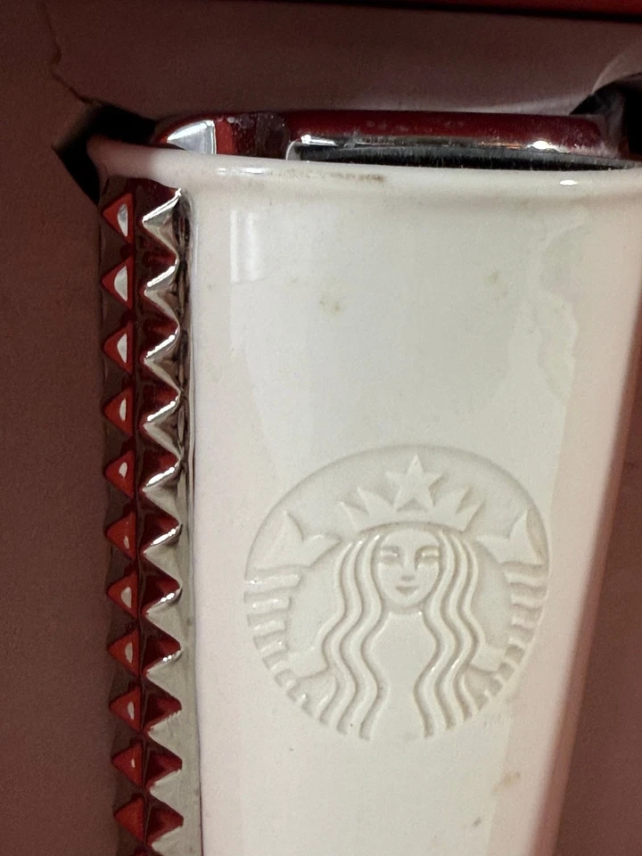 Taza vaso con tachuelas de cerámica blanca Starbucks 2014 tapa de cerámica logotipo en relieve 10 oz Foto 2 de 4