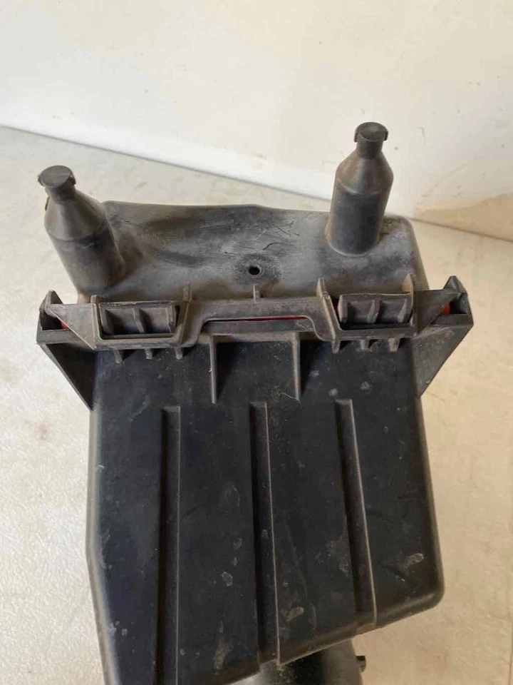 2001 - 2004 FORD ESCAPE XLT 3.0L Wagon Air Cleaner Air Filter Box Assembly T - Image 3 of 4