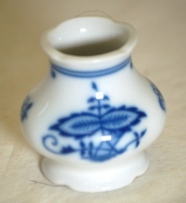 RGK Leander Mini Porcelain Vase Blue & White Karlsbader Zwiebelmuster a