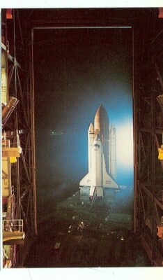 KENNEDY SPACE CENTER,FLORIDA-DISCOVERY FROM BAY AT VAB-MODERN POSTCARD(SPC-157*)