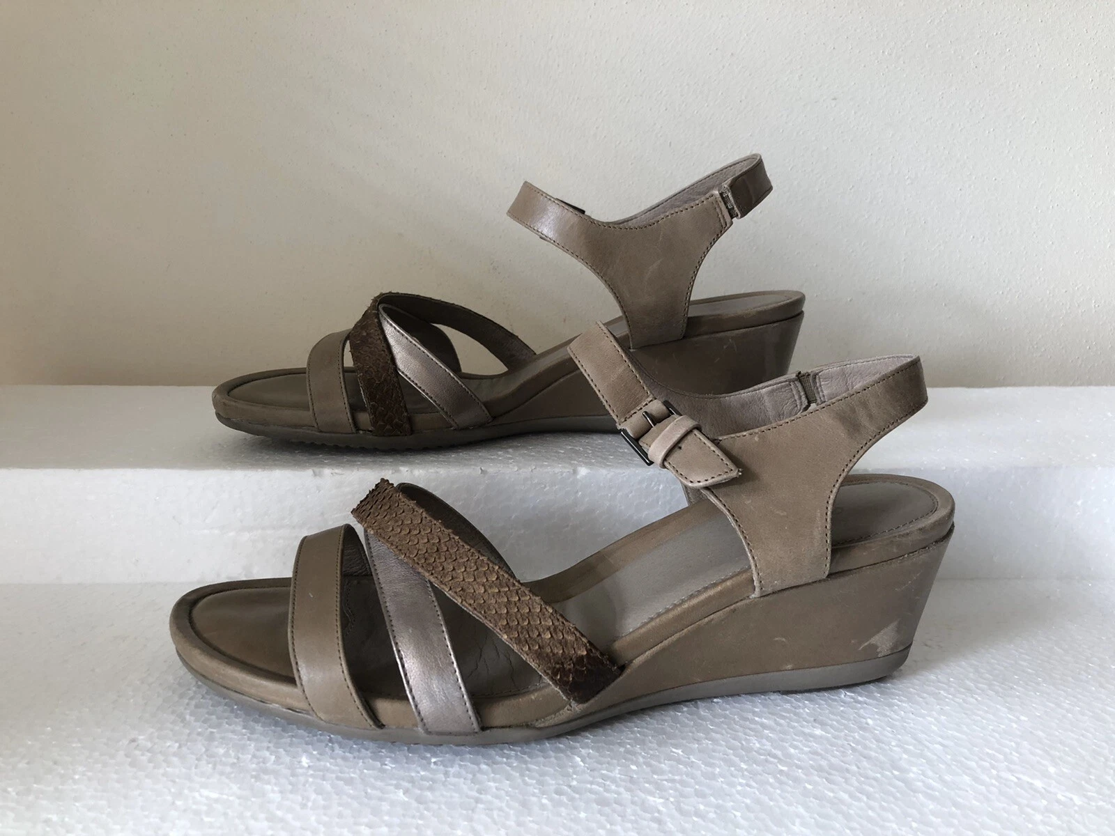 Sandali Ecco abbronzati con zeppa 2" donna euro 40