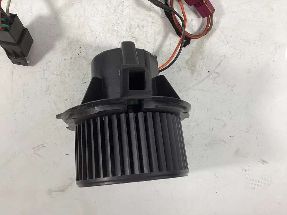 Mercedes-Benz E300 2009-2016 motor soplador y ventilador 2128200708 OEM. Foto 3 de 4