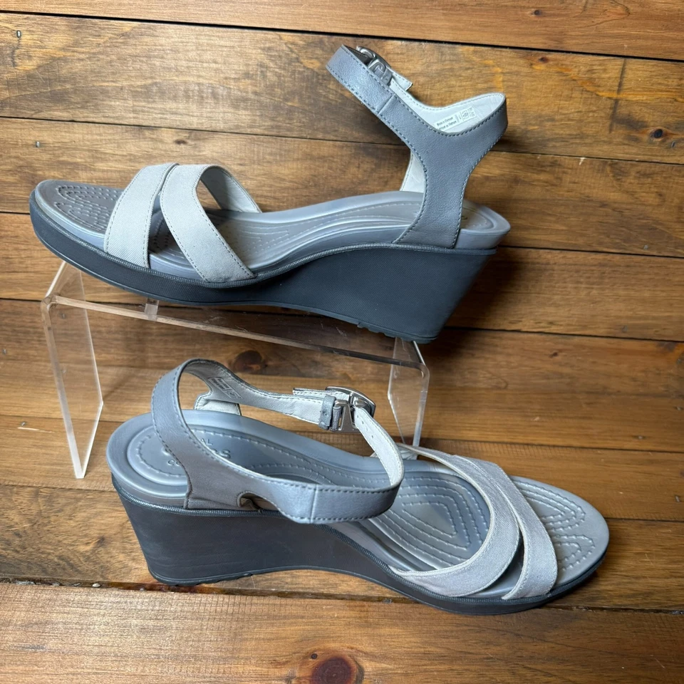 Sandalia de cuña Crocs Leigh II con correa al tobillo para mujer 11 gris humo/carbón Foto 2 de 4