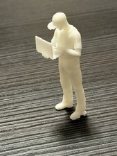 Deko Slotcar Figur Mechaniker m. Laptop FMK unbemalt für Carrera 132 Uni