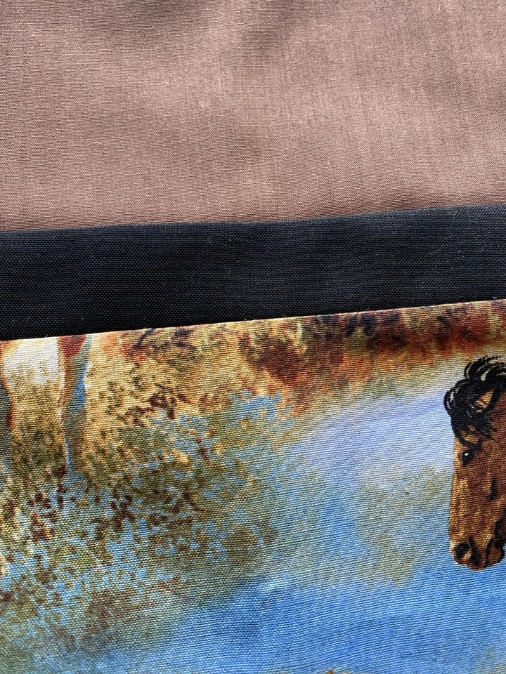 Fronha com estampa de cavalo tamanho padrão feita à mão - Imagem 3 de 3