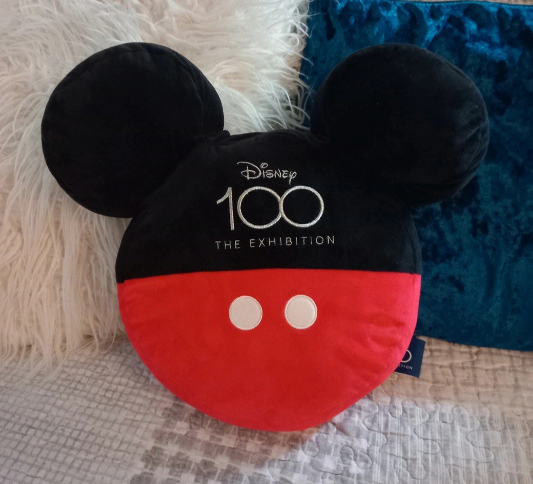 Almohada cojín en forma de Mickey Mouse Disney 100 The Exhibition