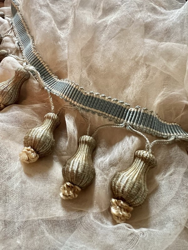 UNIQUE ANTIQUE VICTORIAN FRENCH HDMD SILK BLEND DANGLE TRIM WOODEN CORE