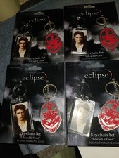 4 X 2ER SET TWILIGHT SAGA ECLIPSE SCHLÜSSELANHÄNGER EDWARD & WAPPEN NEU