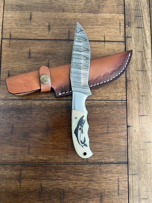 8.5'' CUSTOM HANDMADE DAMASCUS FISH ENGRAVING BONE HANDLE WITH LEATHER SHEATH 107