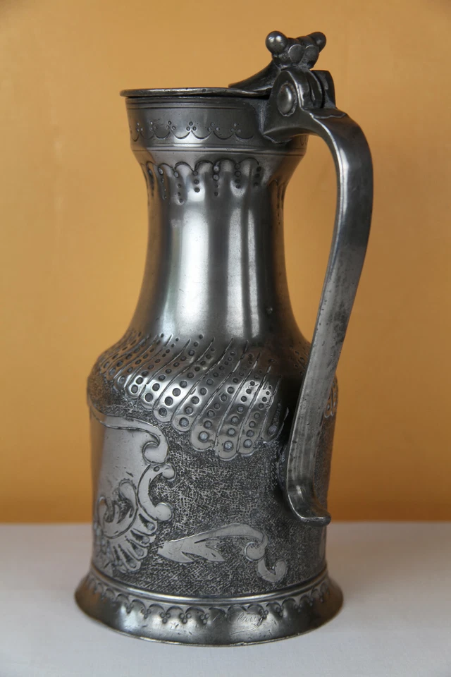 XVIIIe Grand Pichet à vin Étain Sculpté Gravé Signé P Clady FRANCE remanié XIXe - Photo 3/4