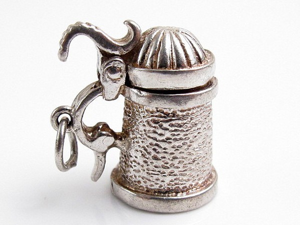 COLGANTE PARA PULSERA UNA JARRA CERVEZA PLATA AÑO 1970
