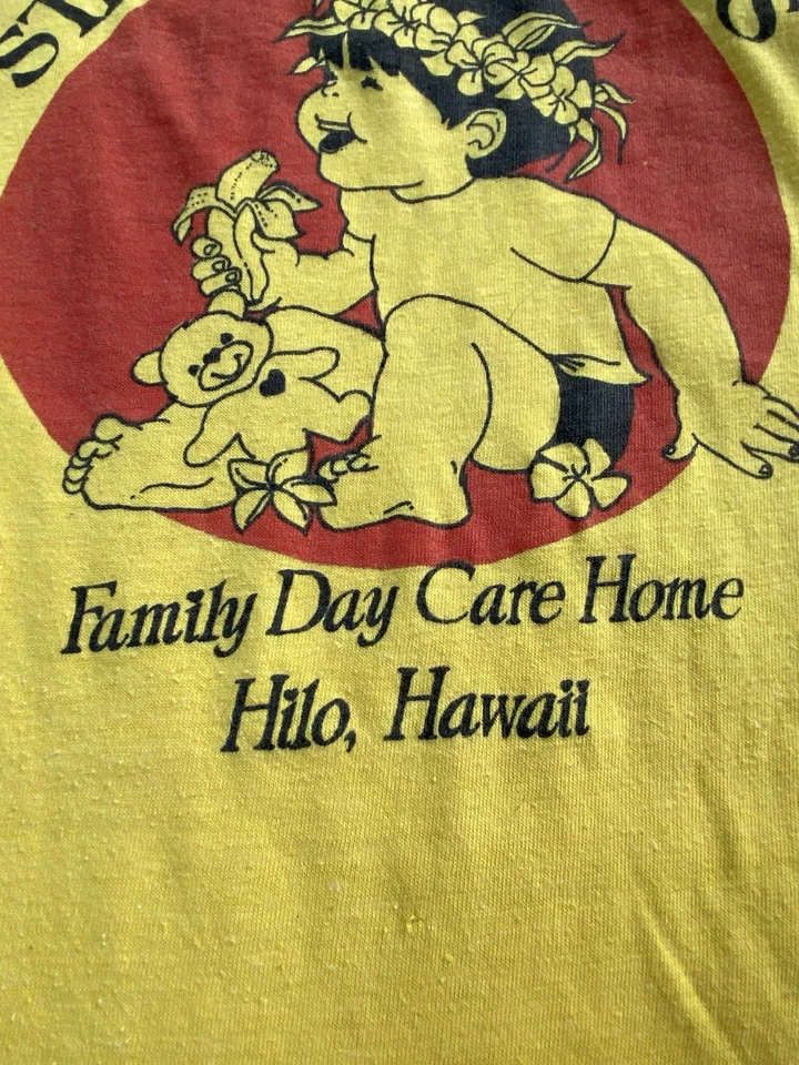Camiseta amarilla vintage Stepping Stones Family Day Care Home Hilo Hawaii ver fotos Foto 4 de 4