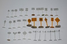 35- HO Scale 1:87 Assorted Road Signs