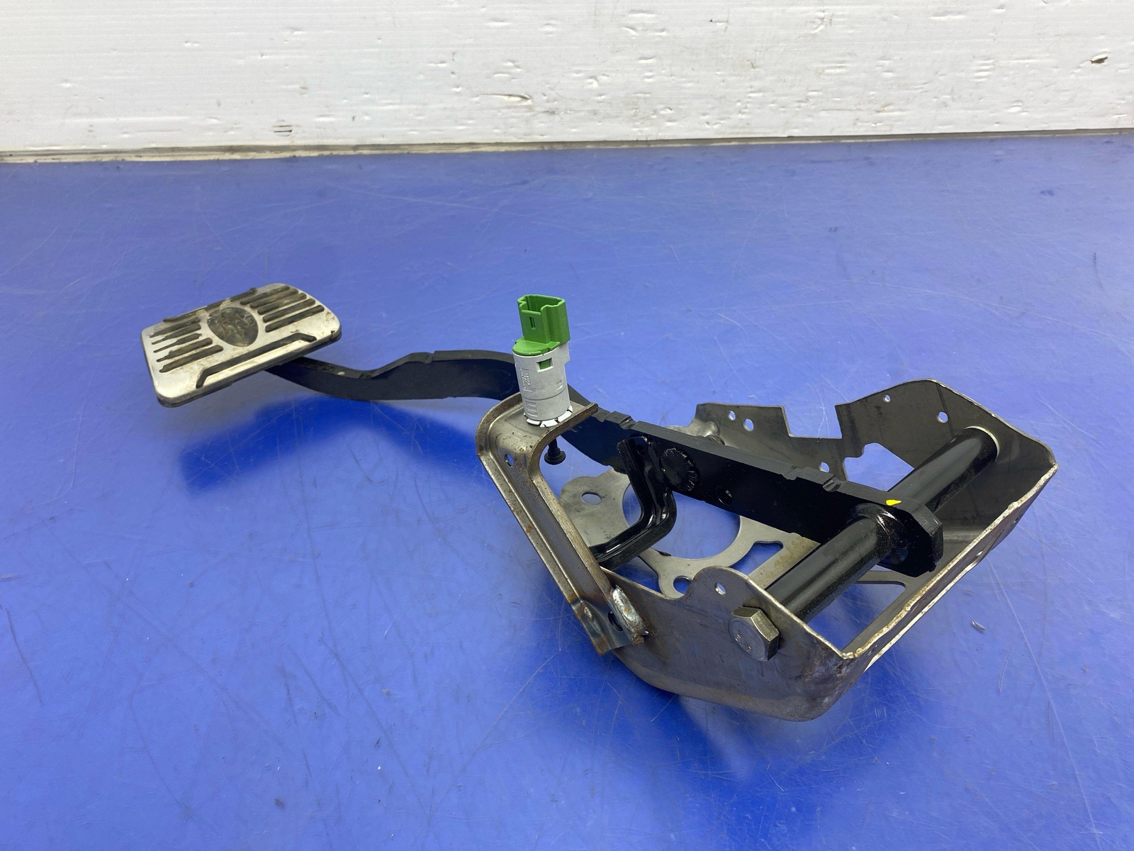 2017 - 2020 MASERATI LEVANTE M161 OEM BRAKE PEDAL ASSEMBLY 06700311050