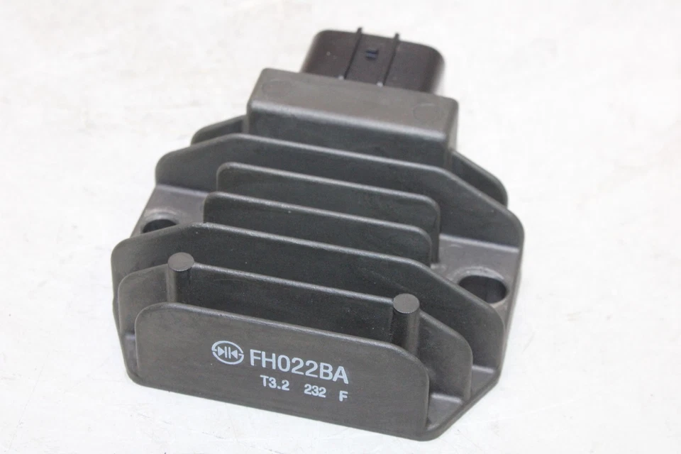 Regulador de voltaje rectificador OEM SUZUKI GSXS750 2023 Foto 3 de 4