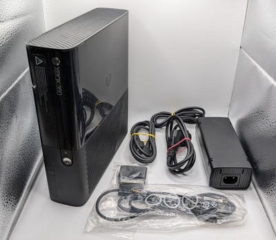 Xbox 360 E 500 GB Konsole + Kabel