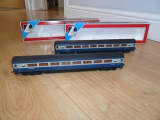 Pair of Lima BR M12004 Coaches for Hornby OO Gauge Model Railway Train Sets