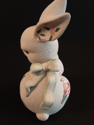 "Estatuilla pequeña de conejo de Pascua blanco texturizado pintada de flores rosas y verdes 5,5""" - Imagen 5 de 12