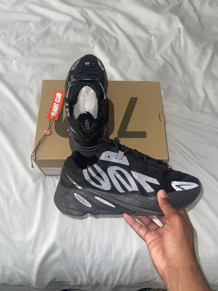 Yeezy Boost 700 MNVN triplo preto - Imagem 4 de 4