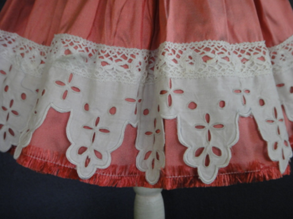 Robe En Soie Et Dentelle Pour Poupée De 45 Cm - Création Française Georgette Bravot, Neuve, Vintage 1947