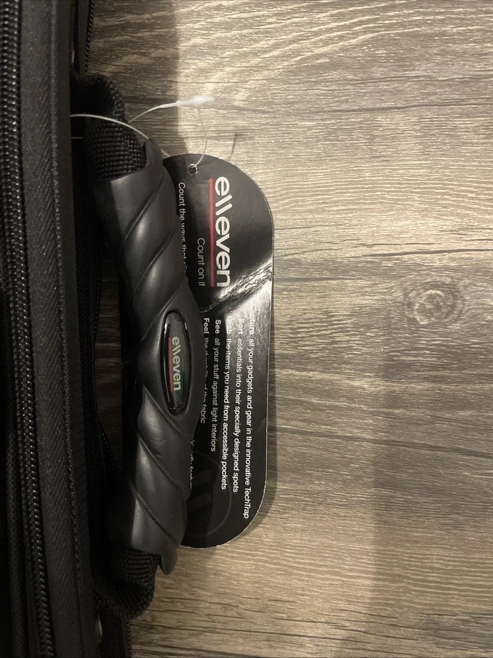 Mochila para computadora portátil Elleven Leeds TSA Check Mate TechTrap logotipo bordado Foto 2 de 3